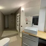 Très Beau Duplex, 2 Chambres, Parking Privé, à 5 Minutes *